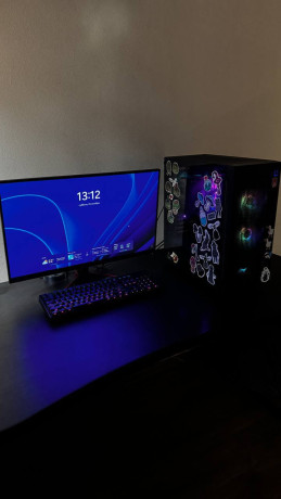 kompiuter-v-sborke-monitor-i-klaviaturu-big-0