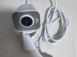 veb-kamera-logitech-streamcam-cernyibelyi