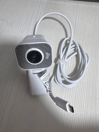 veb-kamera-logitech-streamcam-cernyibelyi-big-0