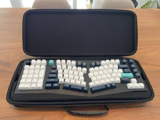 odna-iz-lucsix-klaviatur-polnyi-komplekt-s-keisom-dlia-perenoski