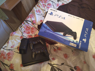 prodam-ps4-slim-1tb-novaia-prakticeski-ne-ispolzovalas-v-komplekte-zariadnik-dlia-dzoistikov-i-2-dzoi