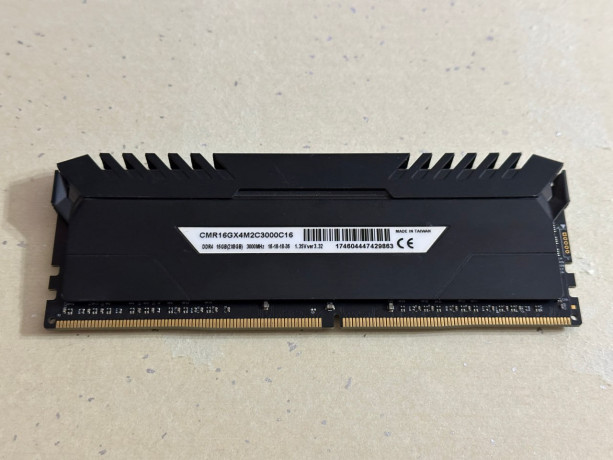 plaska-corsair-vengeance-rgb-8gb-3000-cl16-micron-d-die-7-000-tg-big-2