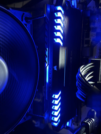 plaska-corsair-vengeance-rgb-8gb-3000-cl16-micron-d-die-7-000-tg-big-0