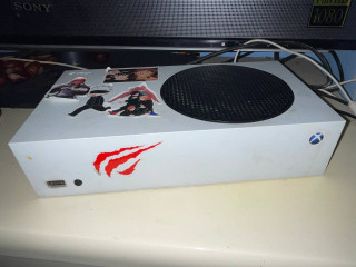 xbox-series-s-s-dvumia-geimpadami