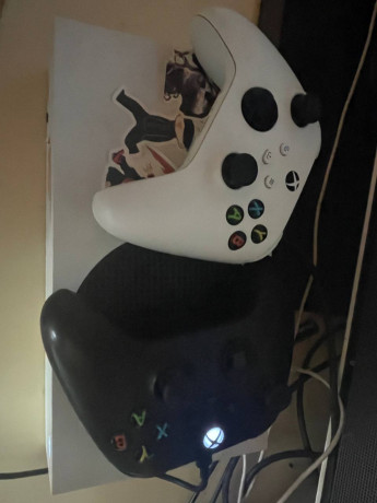 xbox-series-s-s-dvumia-geimpadami-big-1