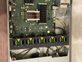 server-fujitsu-primergy-rx2520-m1-192-gb-ram-40-potokov-61-tb