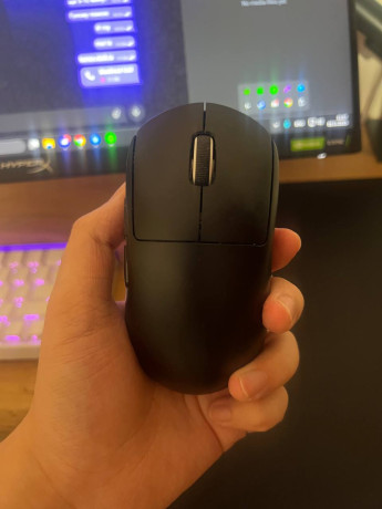 logitech-superlight-2-polzovalsia-god-vse-rabotaet-tolko-potertoe-logo-na-mysi-big-0