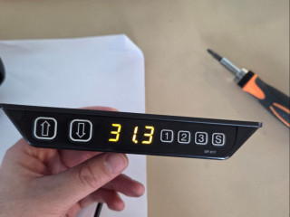 nuzen-pult-regulirovki-vysoty-stola-napodobie-etogo