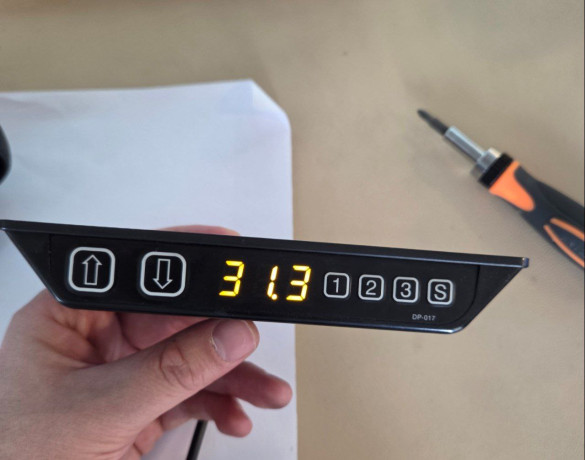 nuzen-pult-regulirovki-vysoty-stola-napodobie-etogo-big-0