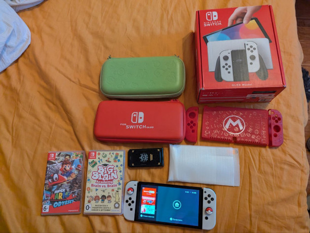 prodaiu-nintendo-switch-oled-polnyi-originalnyi-komplekt-dva-keisa-odin-cexol-na-samu-pristavku-big-1