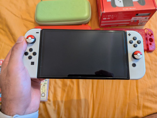 prodaiu-nintendo-switch-oled-polnyi-originalnyi-komplekt-dva-keisa-odin-cexol-na-samu-pristavku-big-0
