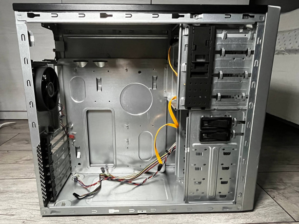 prodam-starye-atx-korpusa-big-1