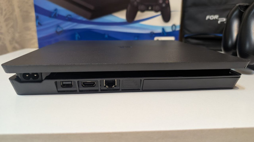 prodaiu-playstation-4-slim-1tb-pokupal-dva-mesiaca-nazad-pocti-ne-polzovalsia-lezit-bez-delastoiat-big-0