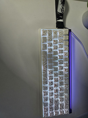 prodaiu-ili-obmeniaiu-klaviatura-hero-68he-belaia-s-keikapami-magnitnaia-s-softom-big-0