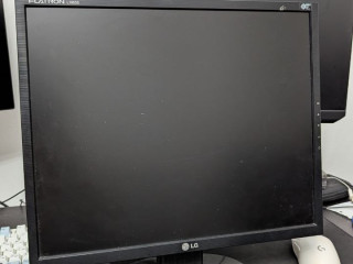 monitor-lg-staricok-v-rabocem-sostoianii-iz-vxodov-tolko-vga