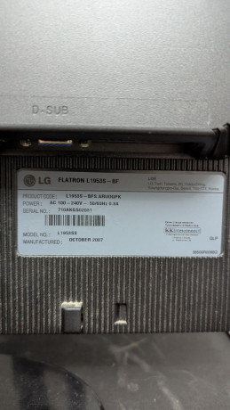monitor-lg-staricok-v-rabocem-sostoianii-iz-vxodov-tolko-vga-big-1