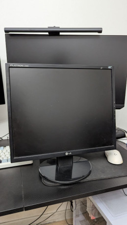 monitor-lg-staricok-v-rabocem-sostoianii-iz-vxodov-tolko-vga-big-0