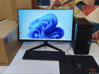 novyi-kompiuter-ot-firmy-hewlett-packard-s-polnym-komplektom