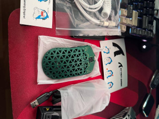 prodam-igrovuiu-besprovodnaia-mys-attack-shark-r5-ultra-novaia-polnyi-komplekt