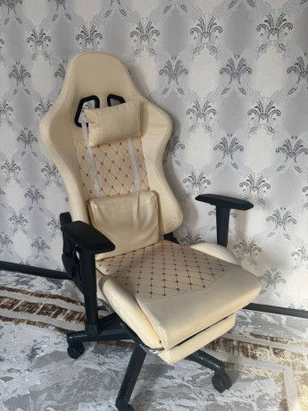 almaty-prodam-igrovoe-kreslo-v-xorosem-sostoianii-za-45-k-v-podarok-kompiuternyi-stol-big-1