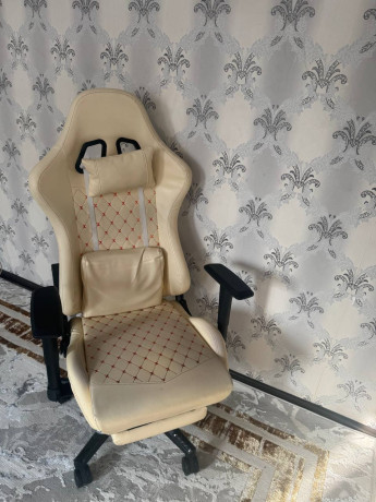 almaty-prodam-igrovoe-kreslo-v-xorosem-sostoianii-za-45-k-v-podarok-kompiuternyi-stol-big-0