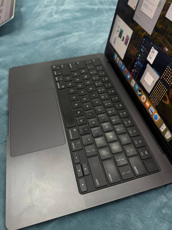 macbook-pro-14-2024-m3-pro-18gb-512gb-idealnoe-sostoianie-big-0