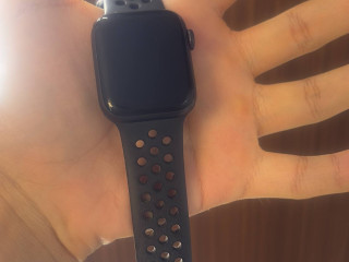 apple-watch-se-nike-1-seriia-12k-kak-novye-s-zariadkoi