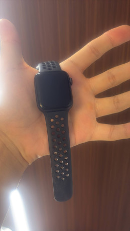 apple-watch-se-nike-1-seriia-12k-kak-novye-s-zariadkoi-big-0