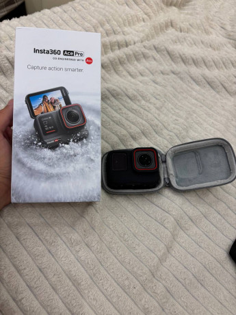 insta360-ace-pro-s-komplektom-aksessuarov-big-0
