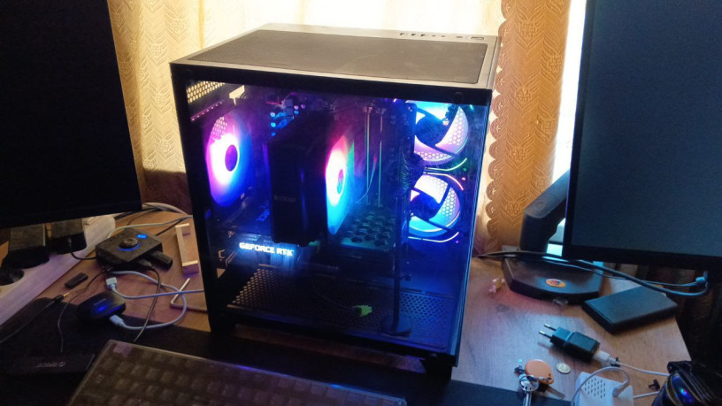 prodam-polnyi-setap-s-dvumia-monitorami-i-polnostiu-besprovodnoi-periferiei-big-1