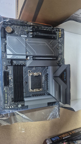 podaiu-materinku-z890-eagle-wifi7-big-1