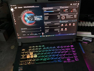 prodaets-igrovoi-nout-asus-rog-strix-g15