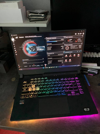 prodaets-igrovoi-nout-asus-rog-strix-g15-big-0