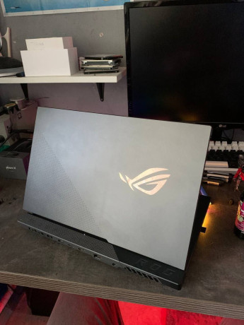 prodaets-igrovoi-nout-asus-rog-strix-g15-big-1