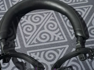 kupliu-obodok-na-sony-wh1000-xm5-ili-plastikovuiu-detal-na-levuiu-cast