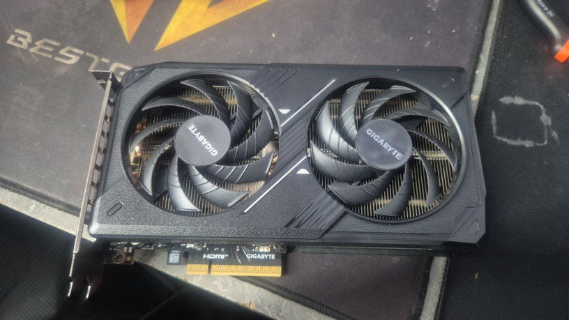 videokarta-5060-ot-gigabyte-geforce-rtx-8gb-big-0