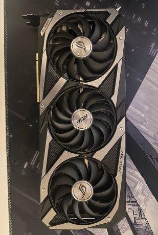 3070-asus-rog-strix-big-0