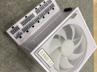 obmeniaiu-belyi-blok-pitaniia-lian-li-850-edge-s-12v-2x6-na-cernyi-ravnoznacnyi-v-ispolzovanii-2-me