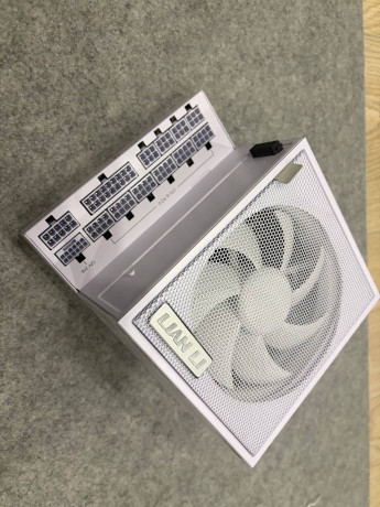 obmeniaiu-belyi-blok-pitaniia-lian-li-850-edge-s-12v-2x6-na-cernyi-ravnoznacnyi-v-ispolzovanii-2-me-big-0