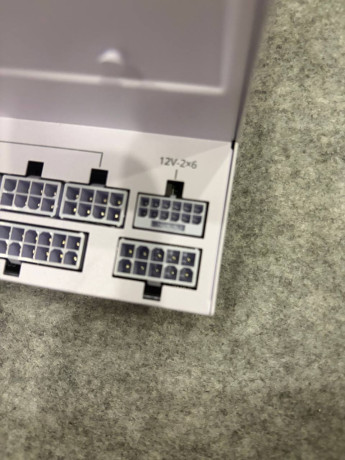 obmeniaiu-belyi-blok-pitaniia-lian-li-850-edge-s-12v-2x6-na-cernyi-ravnoznacnyi-v-ispolzovanii-2-me-big-1