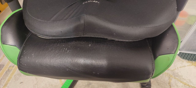 prodam-kreslo-dxracer-est-kocki-vnizu-na-pokrytii-oblezla-odna-poduska-big-3