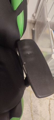 prodam-kreslo-dxracer-est-kocki-vnizu-na-pokrytii-oblezla-odna-poduska-big-1