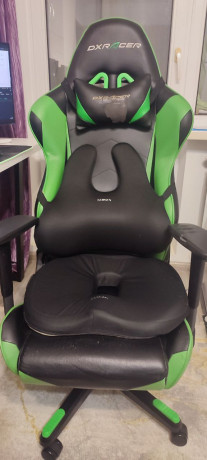 prodam-kreslo-dxracer-est-kocki-vnizu-na-pokrytii-oblezla-odna-poduska-big-0