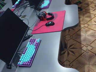 stoly-dlia-kompiuternogo-kluba-26-mest-sdvoennye-stolesnicy-15k-za-mesto