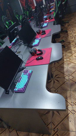 stoly-dlia-kompiuternogo-kluba-26-mest-sdvoennye-stolesnicy-15k-za-mesto-big-0