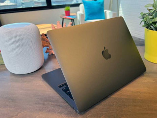 mak-buk-pro-s-tacbarom