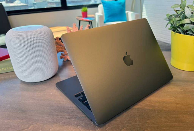 mak-buk-pro-s-tacbarom-big-0