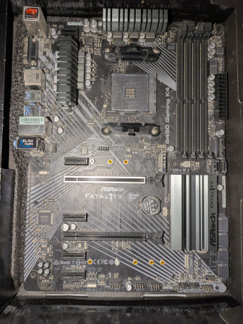 materinskaia-plata-asrock-fatality-b450-am4-imeetsia-zagluska-big-0