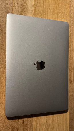 prodam-macbook-pro-13-2020-8512gb-na-m1-big-0