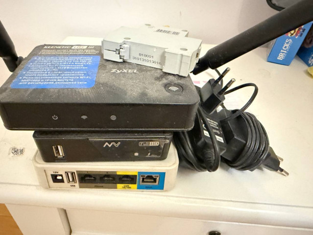 prodam-routery-5k-polzovalsia-sam-zyxel-rabotaet-bez-problem-ostalnye-ne-proverial-big-0